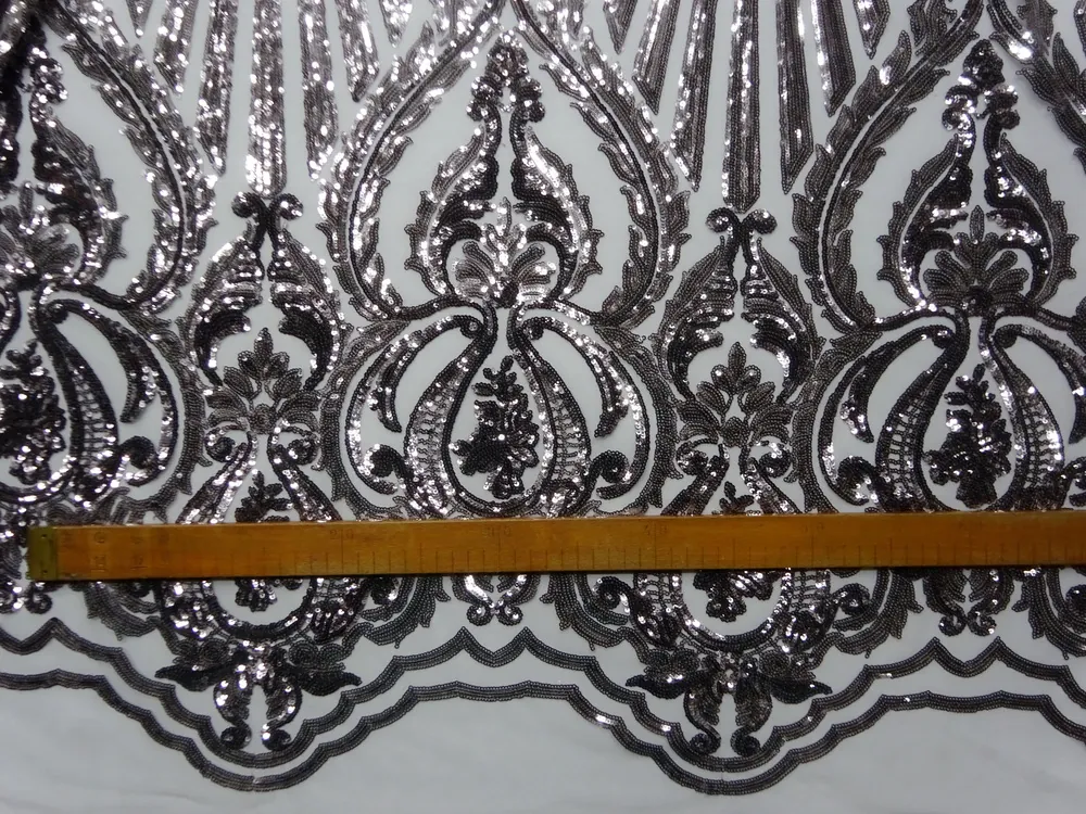 Vyšívaný tyl strieborný "ornamenty, flitre" 