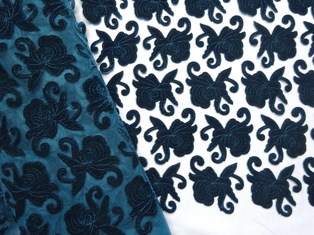 Vyšívaný tyl smaragdovomodrý "zamatový kvet" 