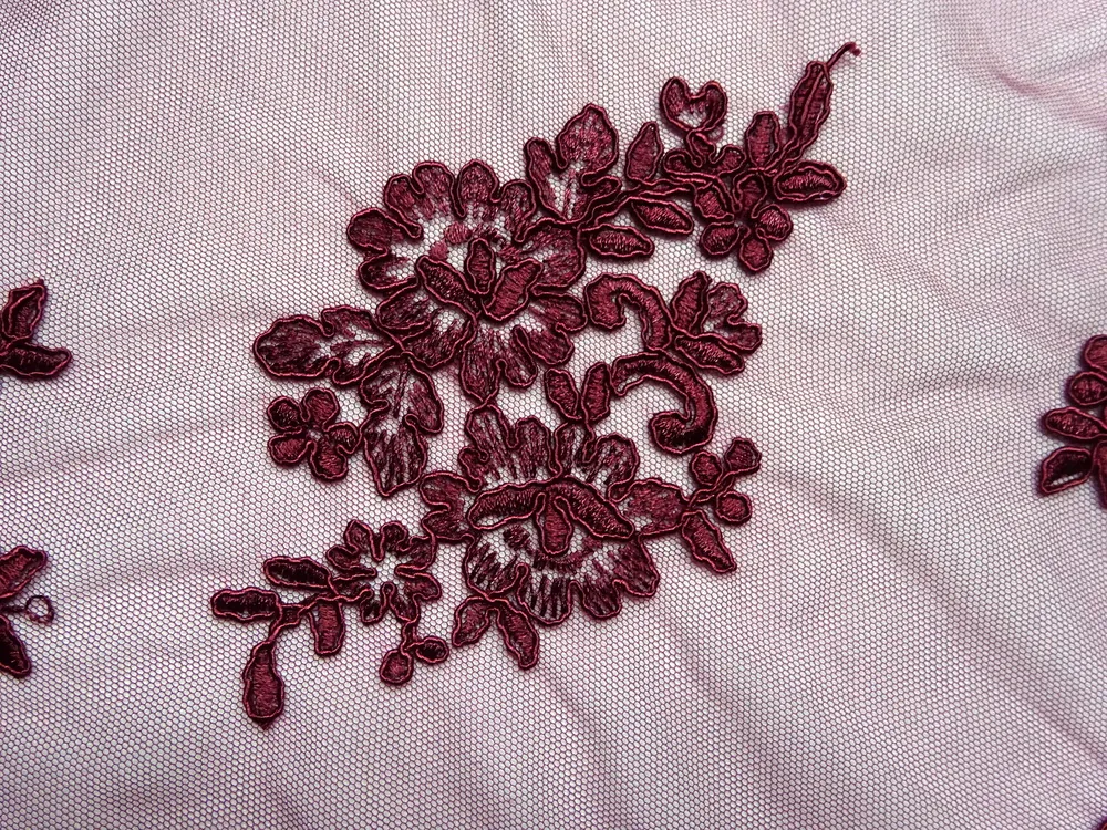 Vyšívaný tyl vínový "kvety, ozdobný okraj" 