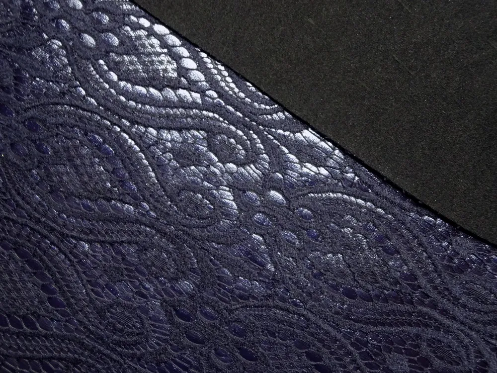 Úplet tmavomodrý "plastický vzor" 