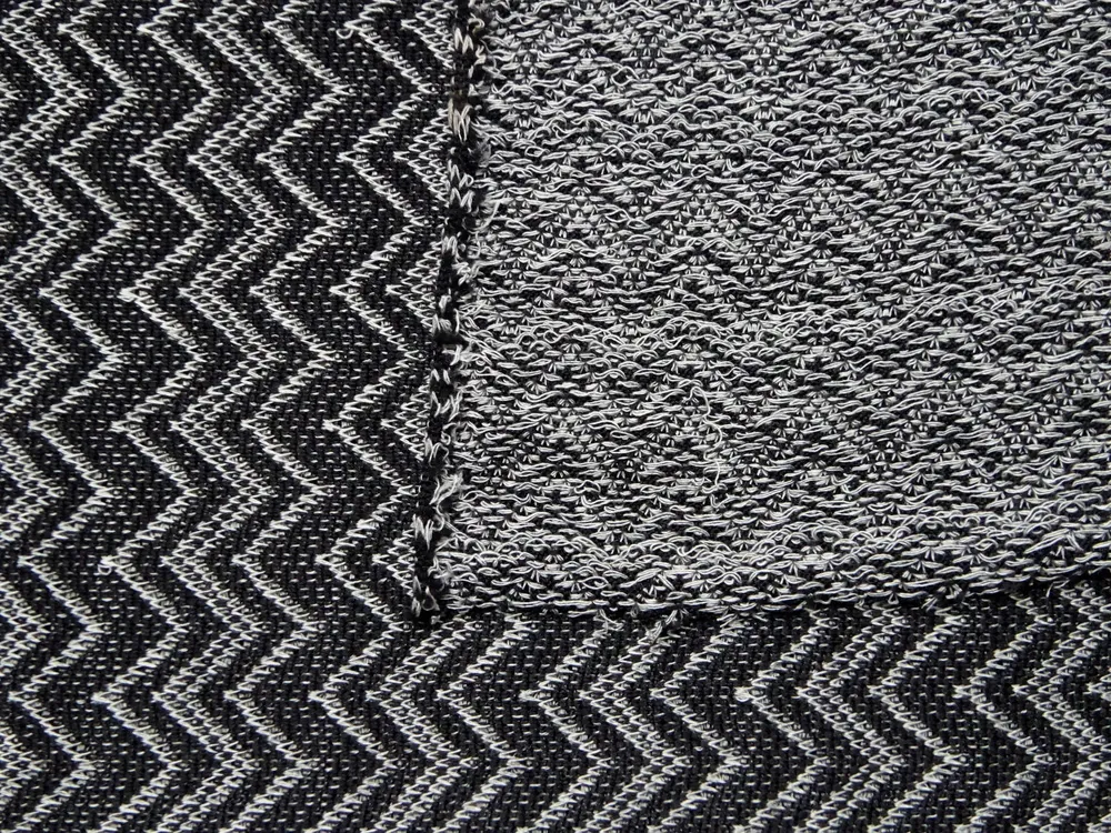 Svetrovina tenká čierna "sivý cik-cak" 