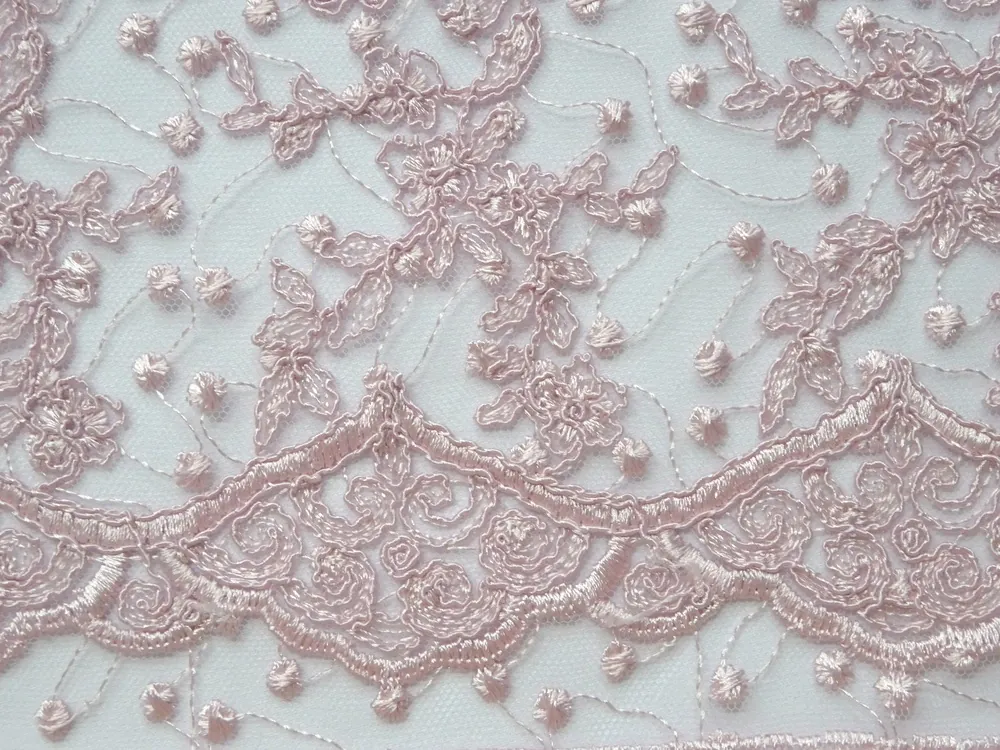 Vyšívaný tyl staroružový "plastický vzor" 