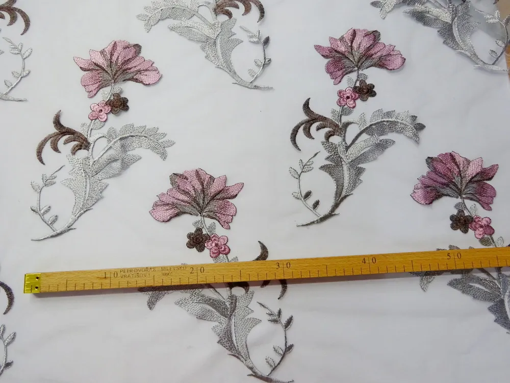 Vyšívaný tyl sivý "ružovo-hnedo-sivé kvety"