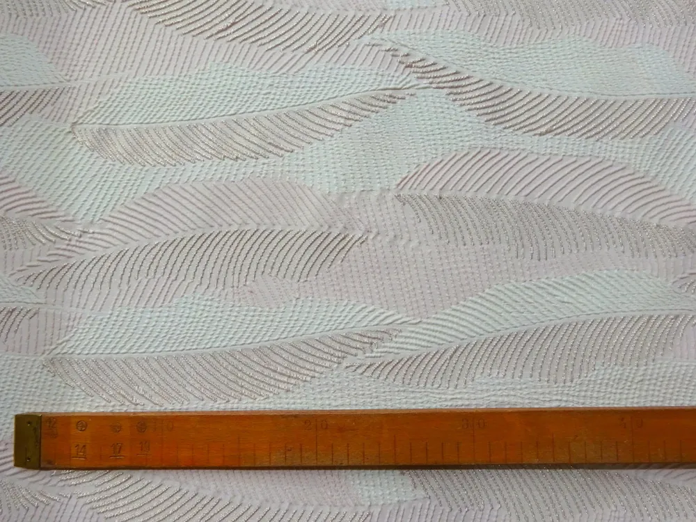 Žakard maslový "ružové plastické pierka"