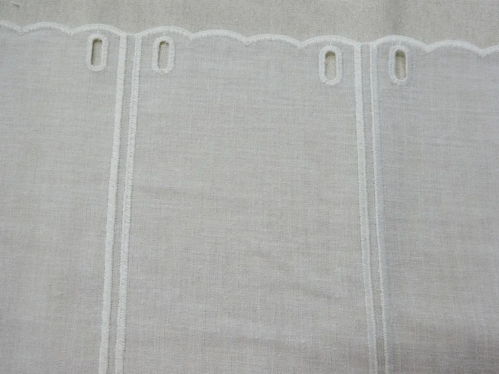 Záclonka biela "červené srdiečko" - 63 cm