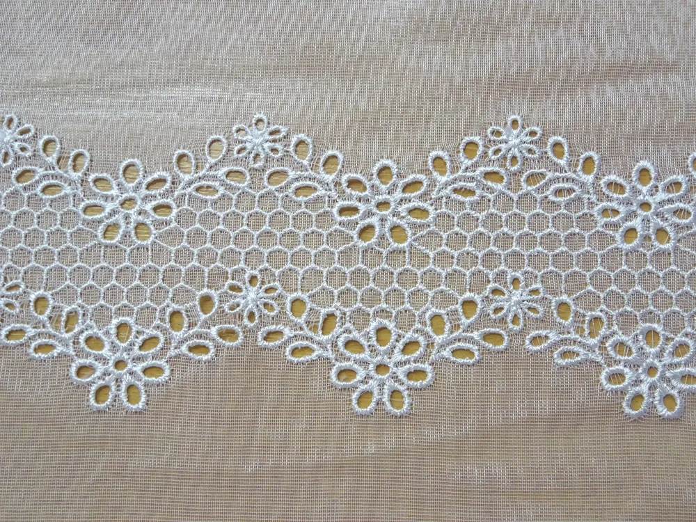 Záclona biela "vyšívané kvety" - 180 cm 