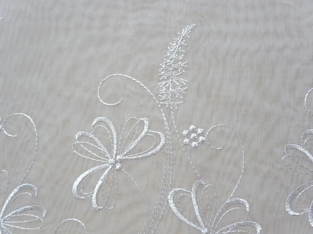 Záclona biela "biele vyšívané kvety" - 180 cm 