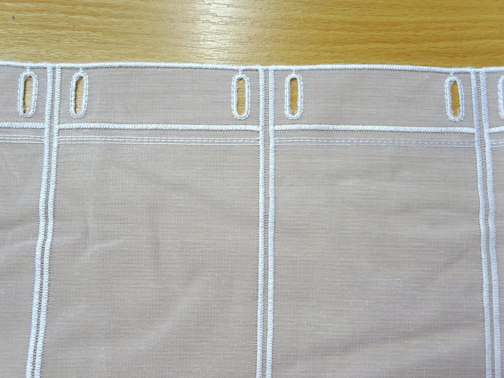 Záclonka biela "prepletený vzor" - 61,5 cm 