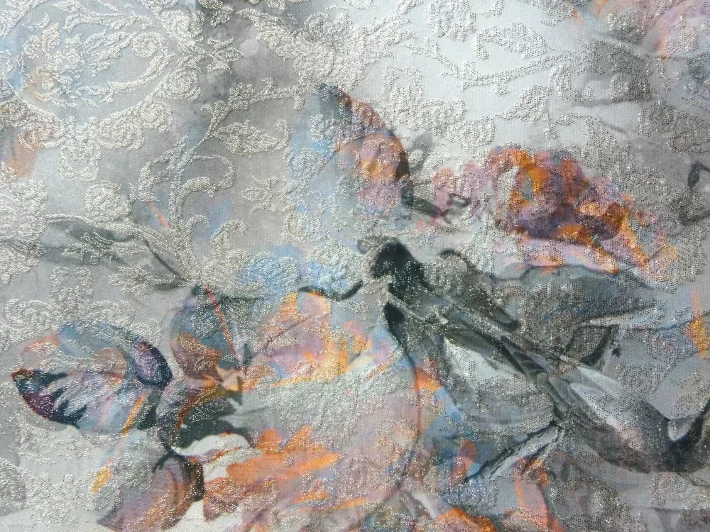 Žakard sivo-béžový "vtáčik, kvety, zlatý ornament"