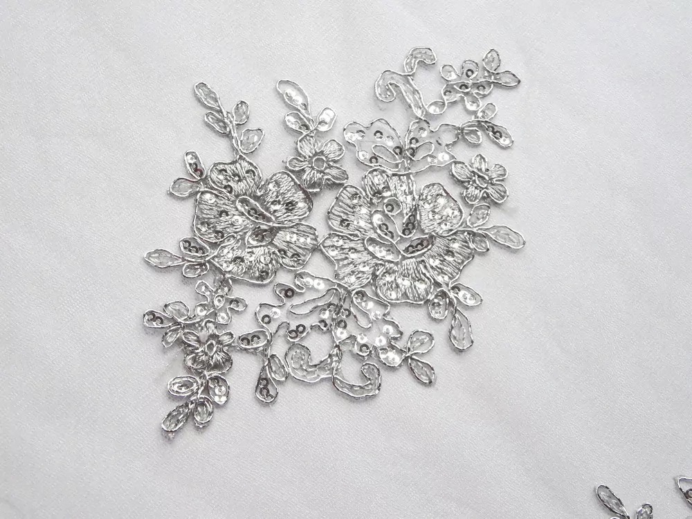 Vyšívaný tyl sivý "strieborný vzor, flitre" 