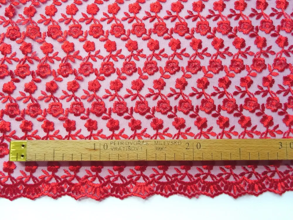 Vyšívaný tyl červený "drobný kvet" 