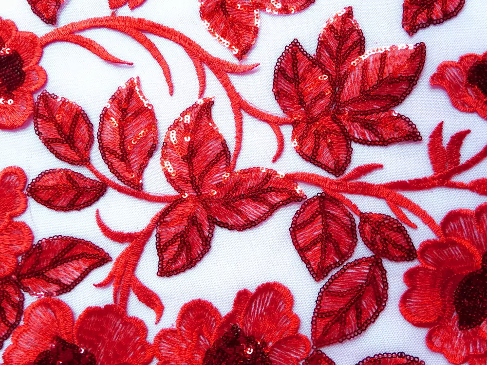 Vyšívaný tyl červený "kvet, listy s flitrami"