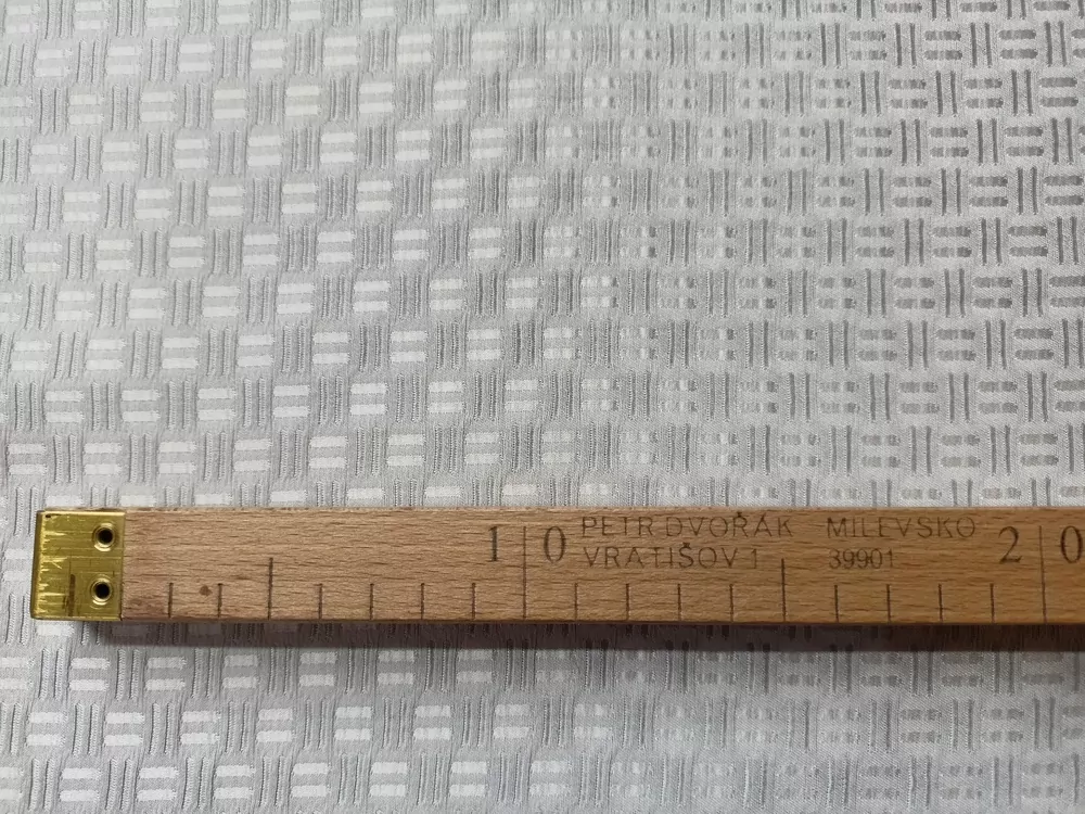 Kostýmovka bledošedá lesklá "strieborné čiarky"