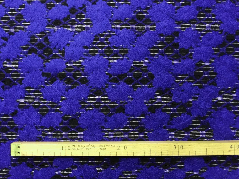 Kabátovina s bavlnou čierna "modré kvety"