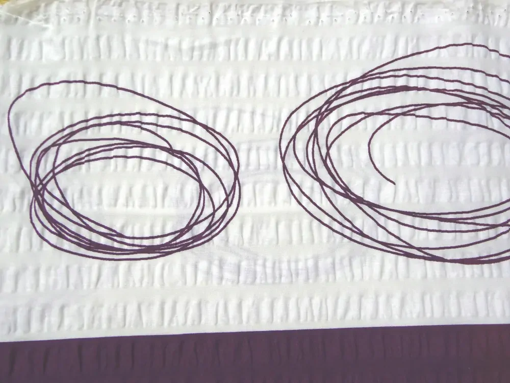 Krep bielo-baklažánový "kruhy" 