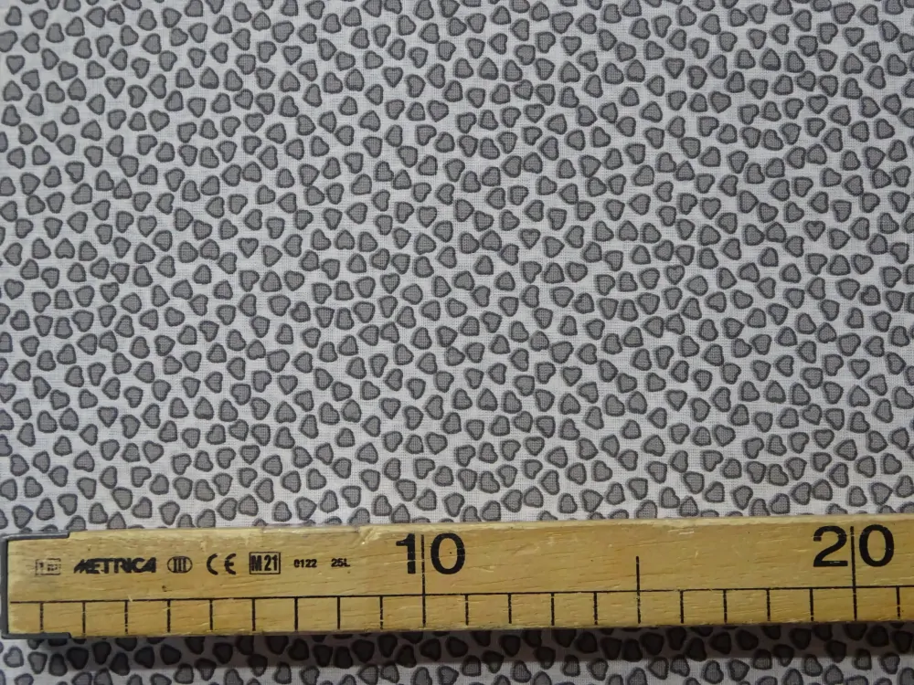 Bavlna biela "sivé srdiečka" 