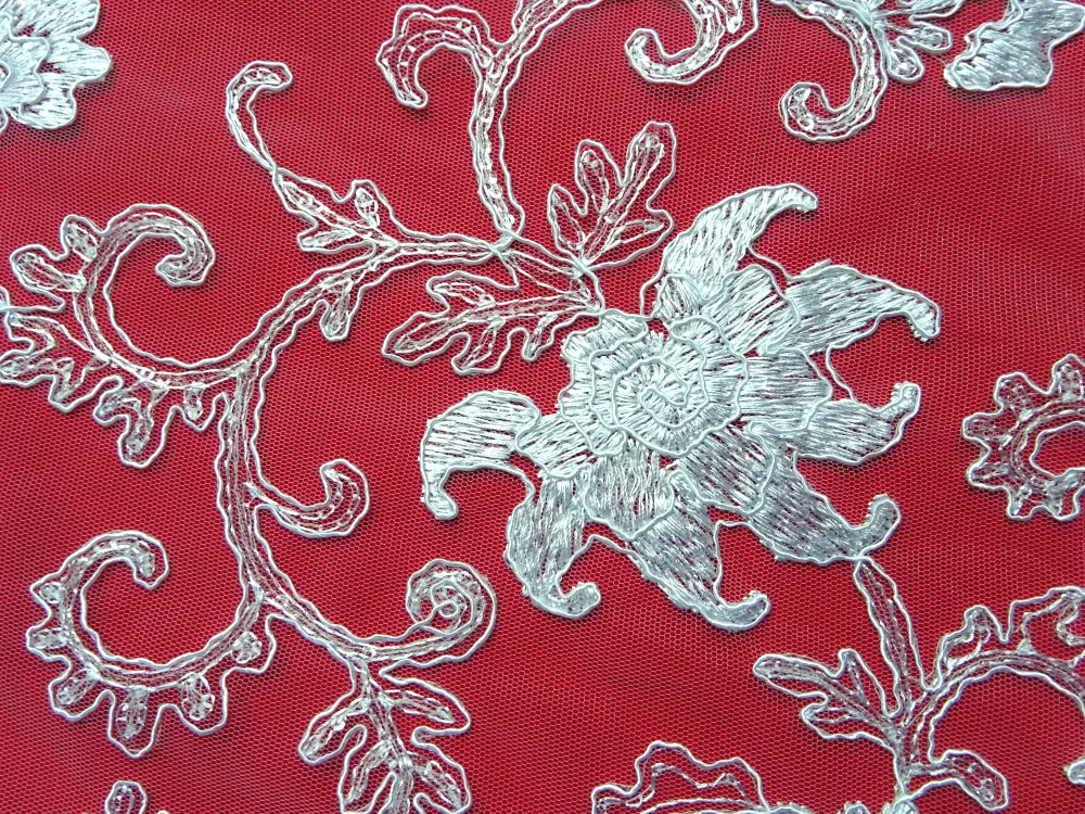 Vyšívaný tyl biely "kvety, lístky s flitrami"