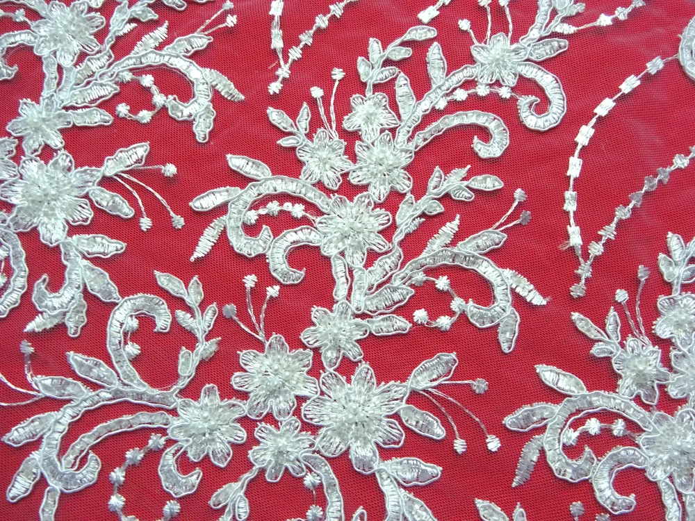 Vyšívaný tyl biely "kvety, listy s flitrami a korálkami" 