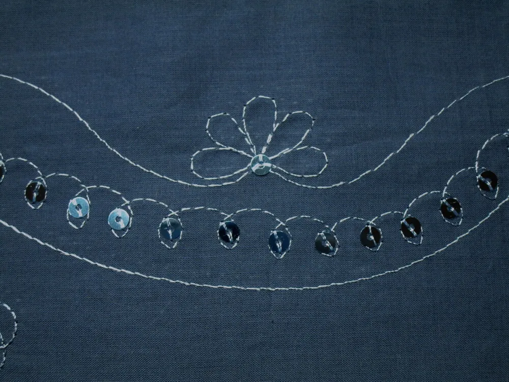 Bavlna oceľovo modrá "vyšívaný kvet, flitre" 