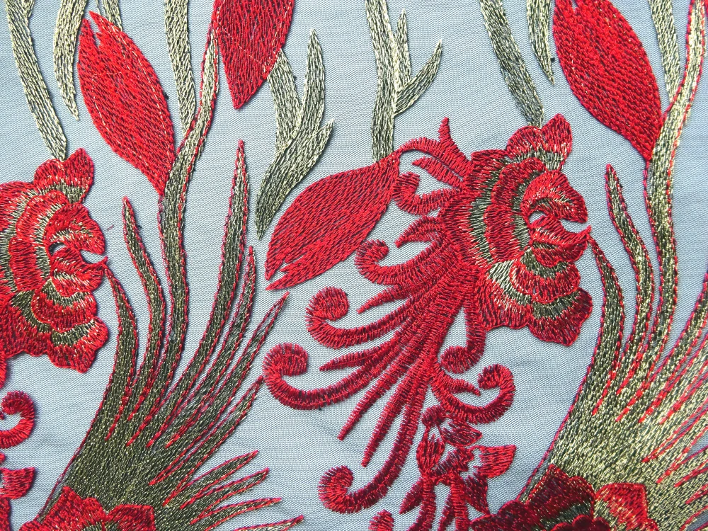 Vyšívaný tyl čierny "zlato-červený vzor"