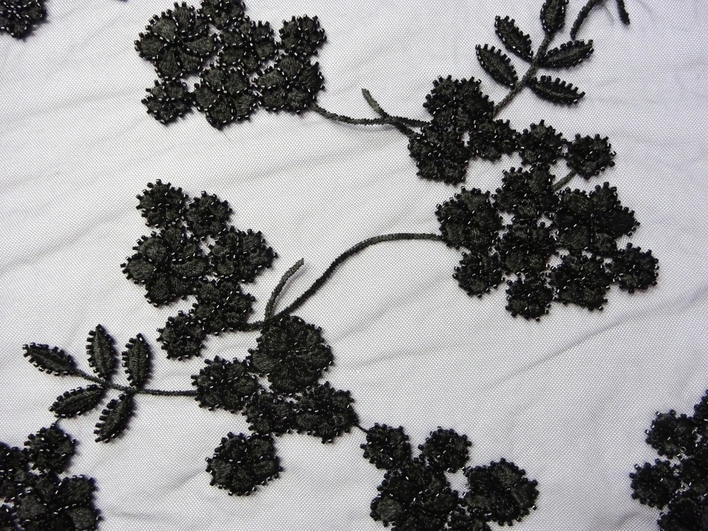 Vyšívaný tyl čierny "čierne kvety s korálkami" 
