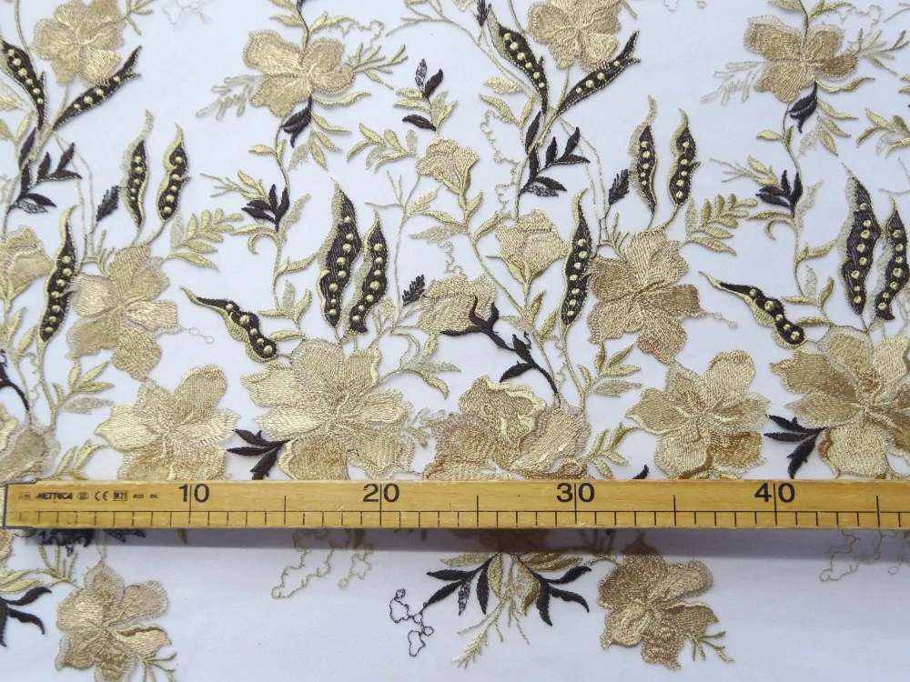 Vyšívaný tyl biely "béžovo-hnedé kvety" - bordúra jednostranná 