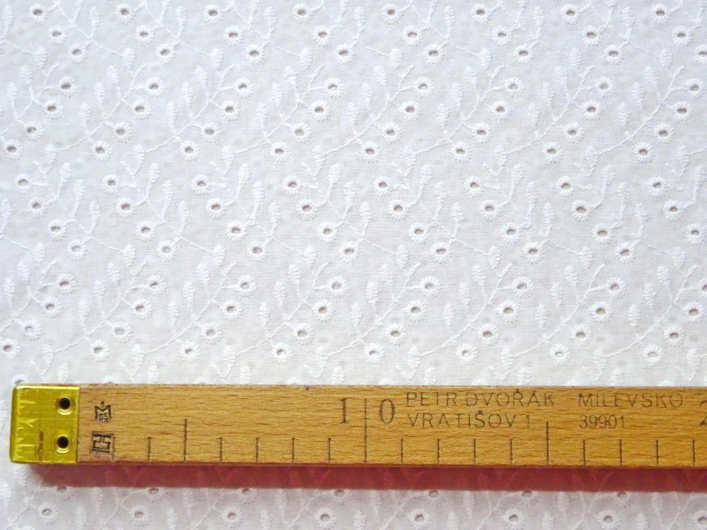 Madeira biela "vyšívané listy" 