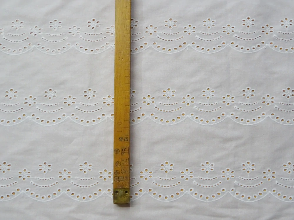 Madeira biela "vyšívané kvety" 