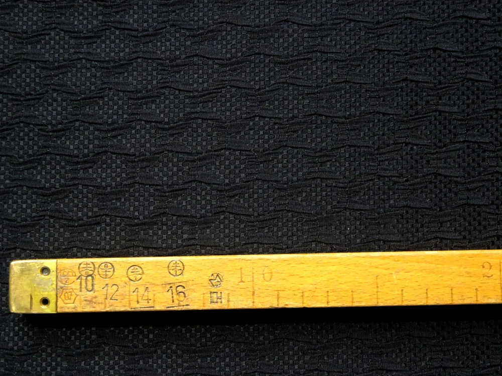 Žakard čierny "plastický vzor" 