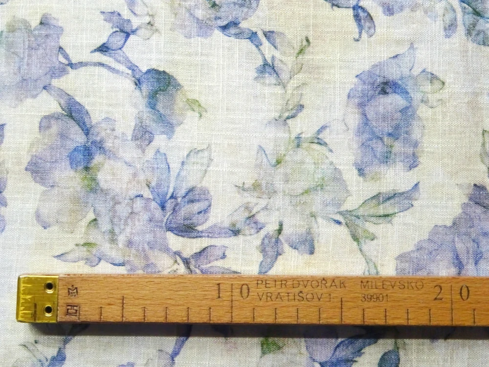 Ľan maslovo-béžová batika "modro-fialové kvety" 