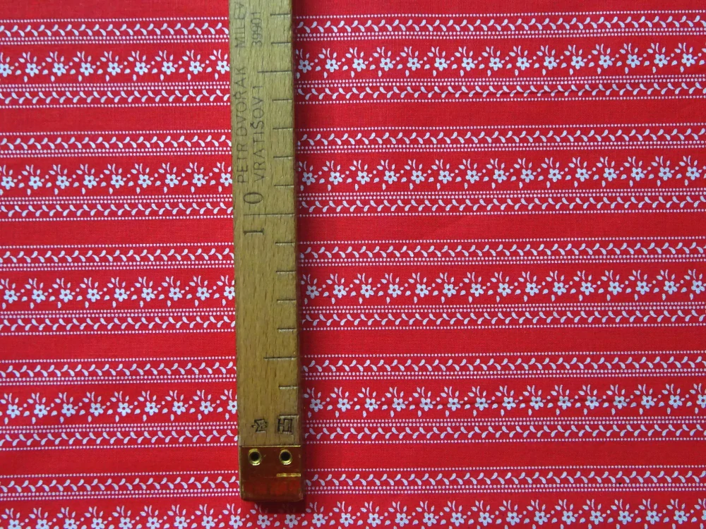 Bavlna červená "biely ľudový vzor" 