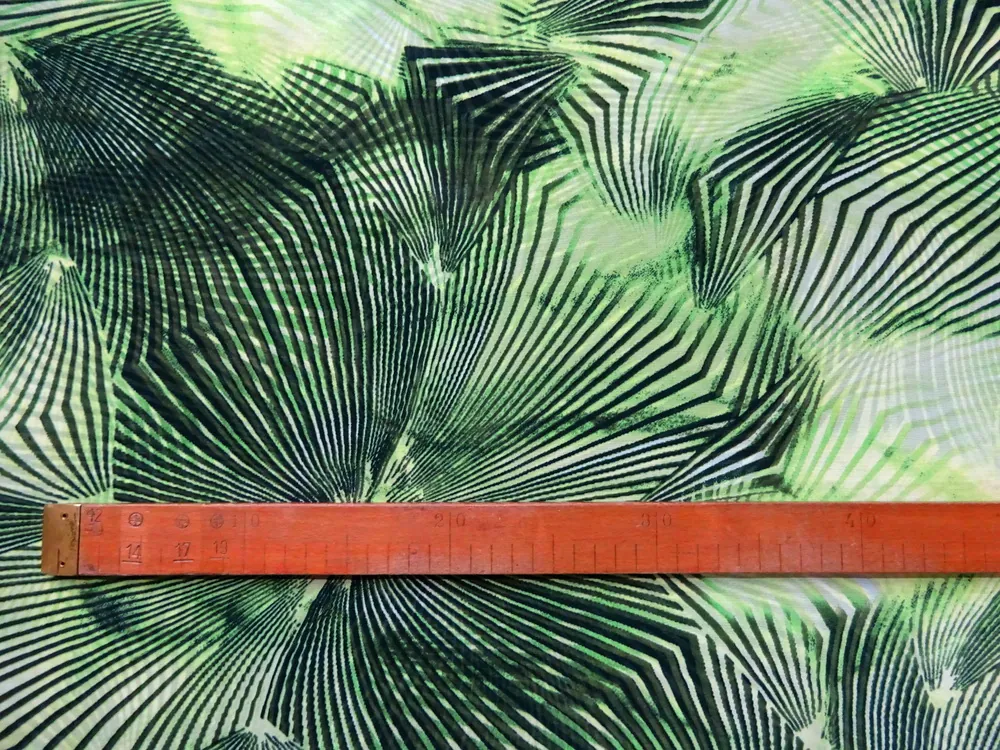 Šifón smotanový "zeleno-čierny vzor" 