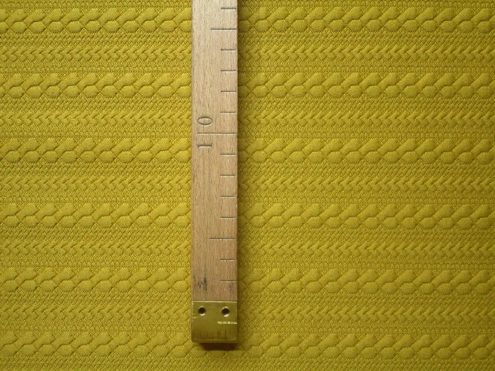 Úplet horčicový "plastický pletený vzor"