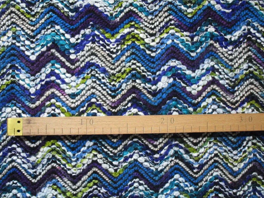 Kabátovina VOLVO "bielo-zeleno-fialovo-modrý cik-cak"