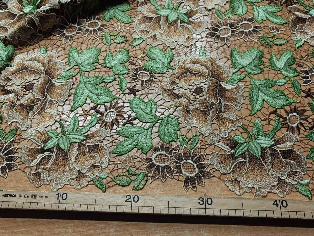 Krajka "béžovo-hnedé kvety, zelené listy"