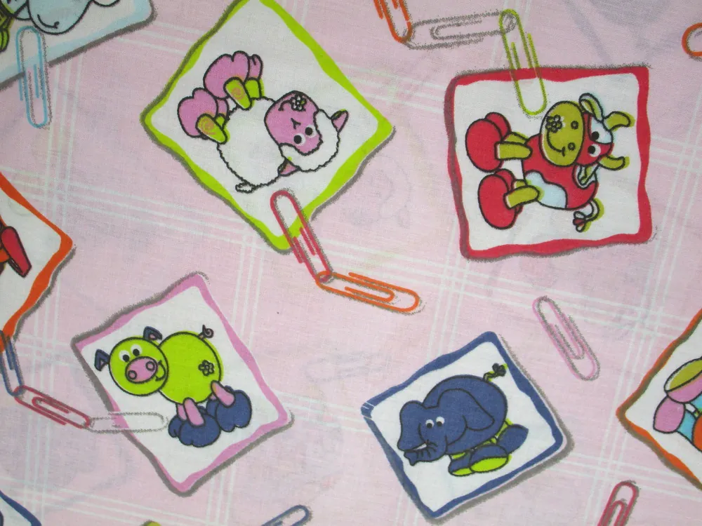 Bavlna svetloružová "zvieratká, káro"