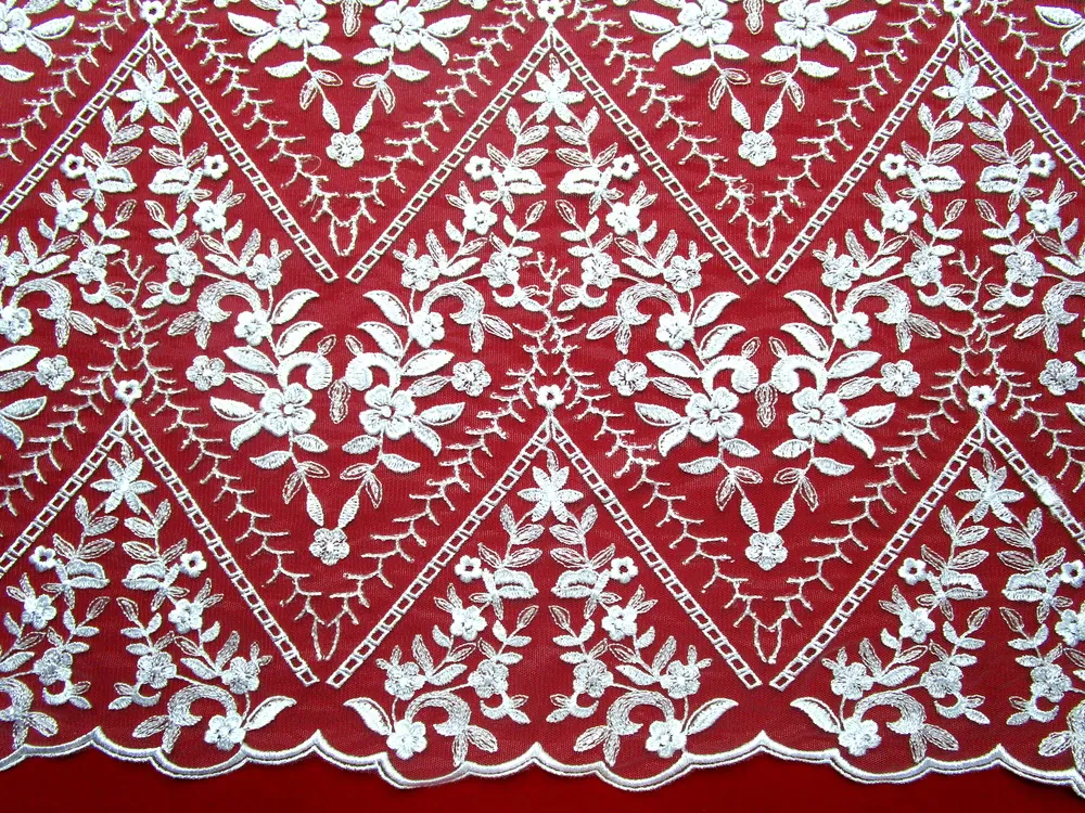 Vyšívaný tyl biely "kvet, cik-cak" - bordúra 