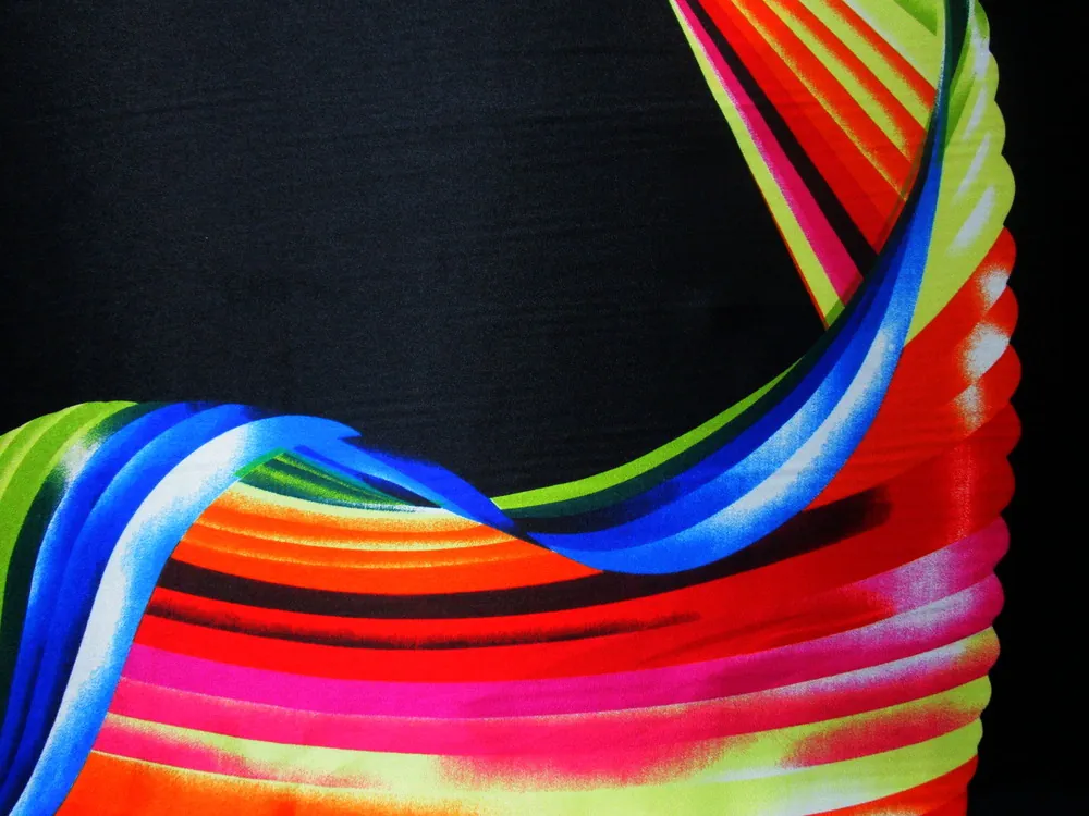 Satén čierny "farebná vlnovka" 