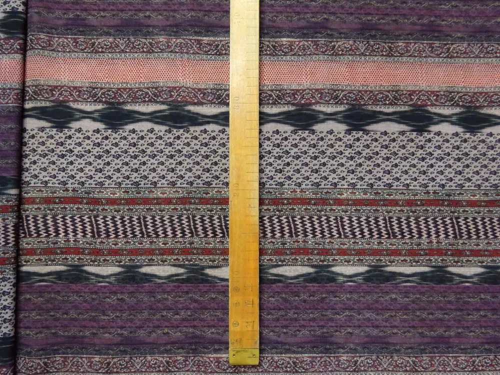 Šifón béžová "červeno-fialový vzor" 