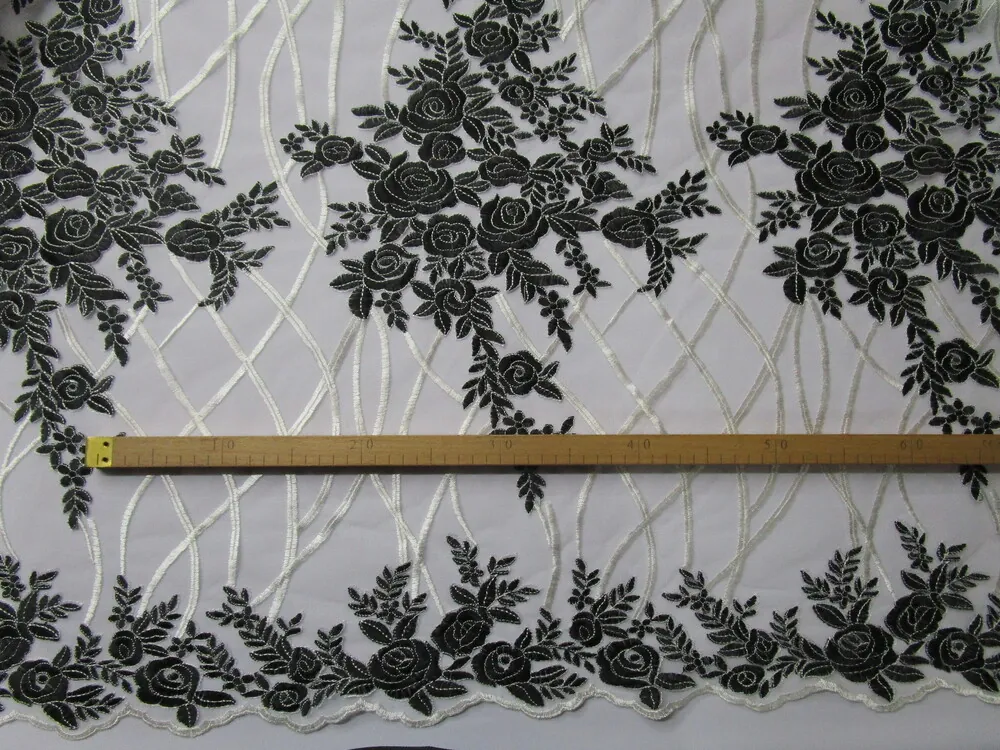 Vyšívaný tyl biely "smotanové čiary, čierne kvety"