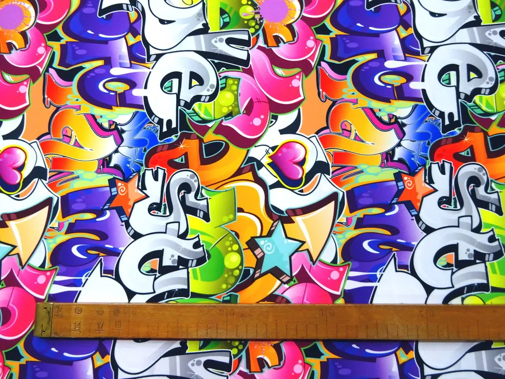 Šatovka Barbie pestrofarebná "grafity" 