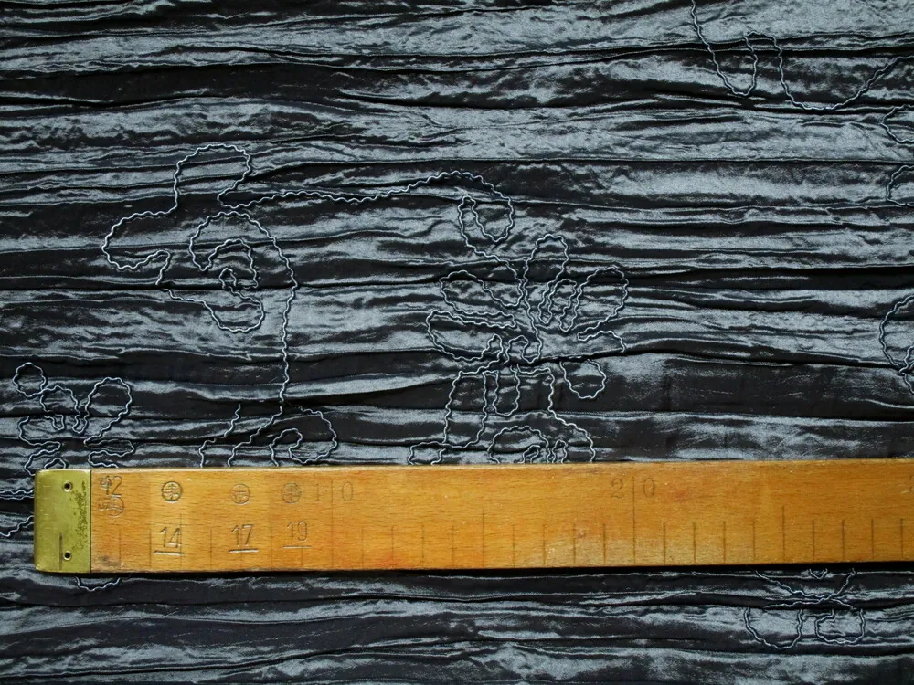 Taft krčený tmavosivý "plastické kvety"