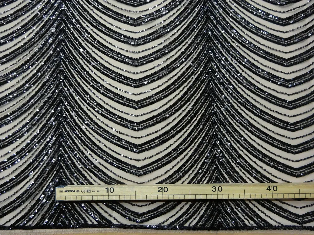 Vyšívaný tyl telový "čierne flitre"