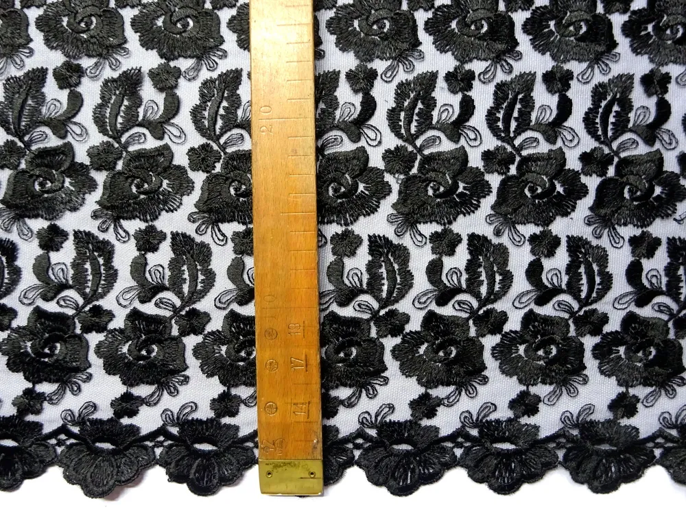 Vyšívaný tyl čierny "kvety" 