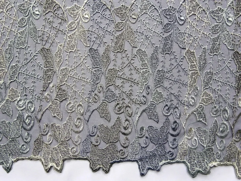 Vyšívaný tyl čierny "sivo-modré listy"