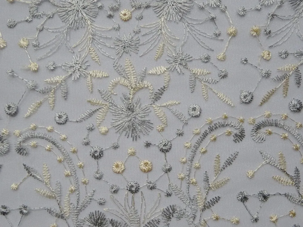 Vyšívaný tyl sivý "sivý a pomarančový vzor" 