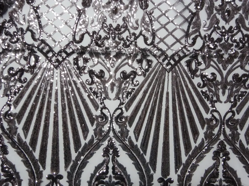 Vyšívaný tyl strieborný "ornamenty, flitre" 