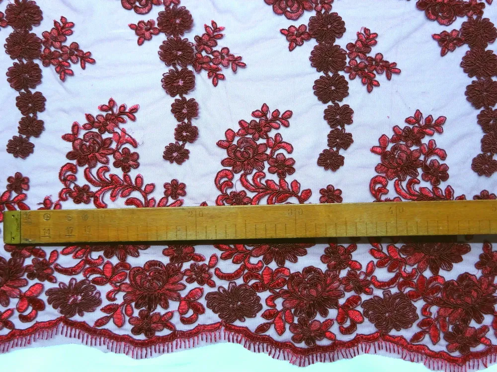 Vyšívaný tyl vínový "červeno-bordové kvety" 