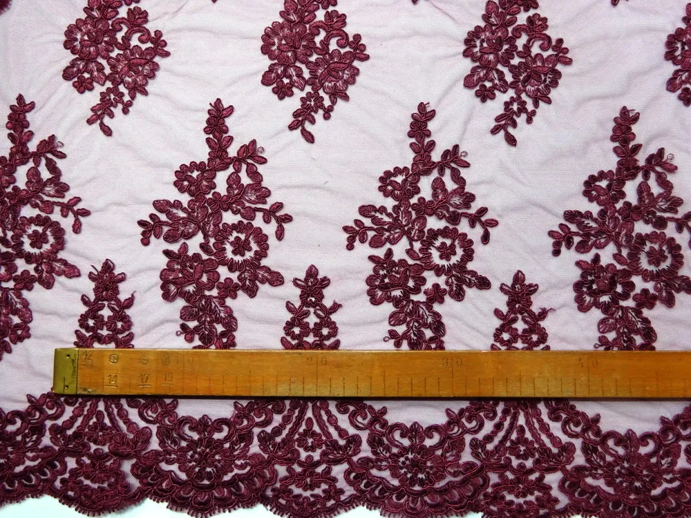 Vyšívaný tyl vínový "kvety, ozdobný okraj" 
