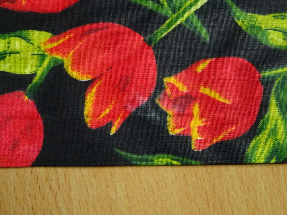 Bavlna čierna "tulipány" - 2. akosť 